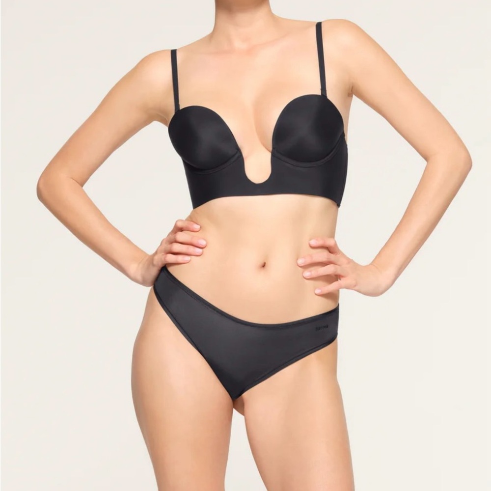SKIMS DEEP PLUNGE BRA XS COLOR: ONYX NEW WITH TAGS
